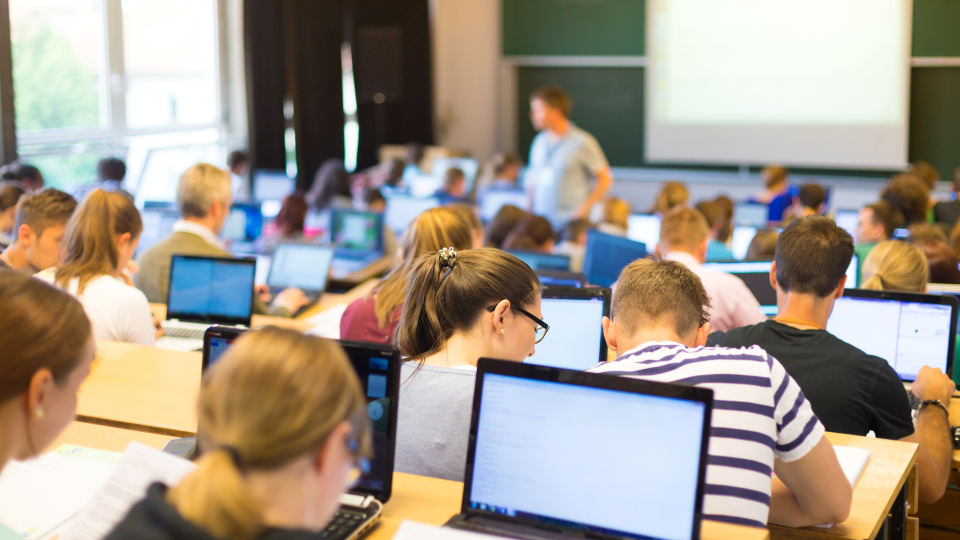 Elever med computer i undervisningslokale