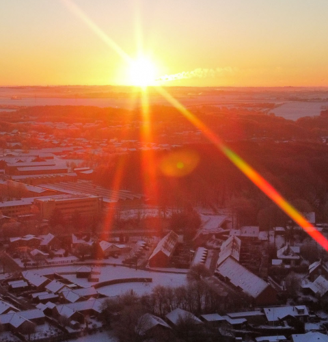 Billedet viser en solopgang på en vinterdag