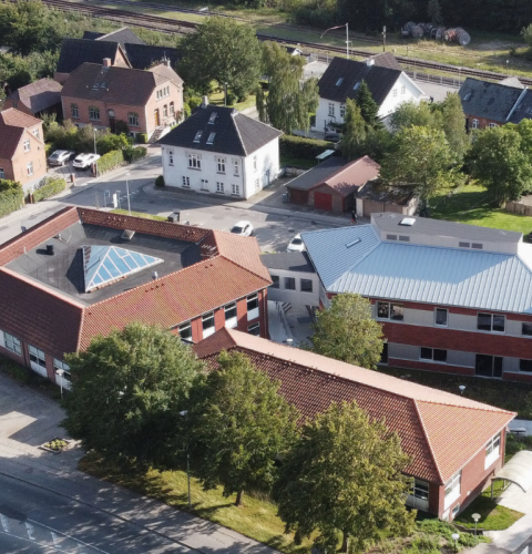 dronefoto af administrationsbygningen i Hadsten
